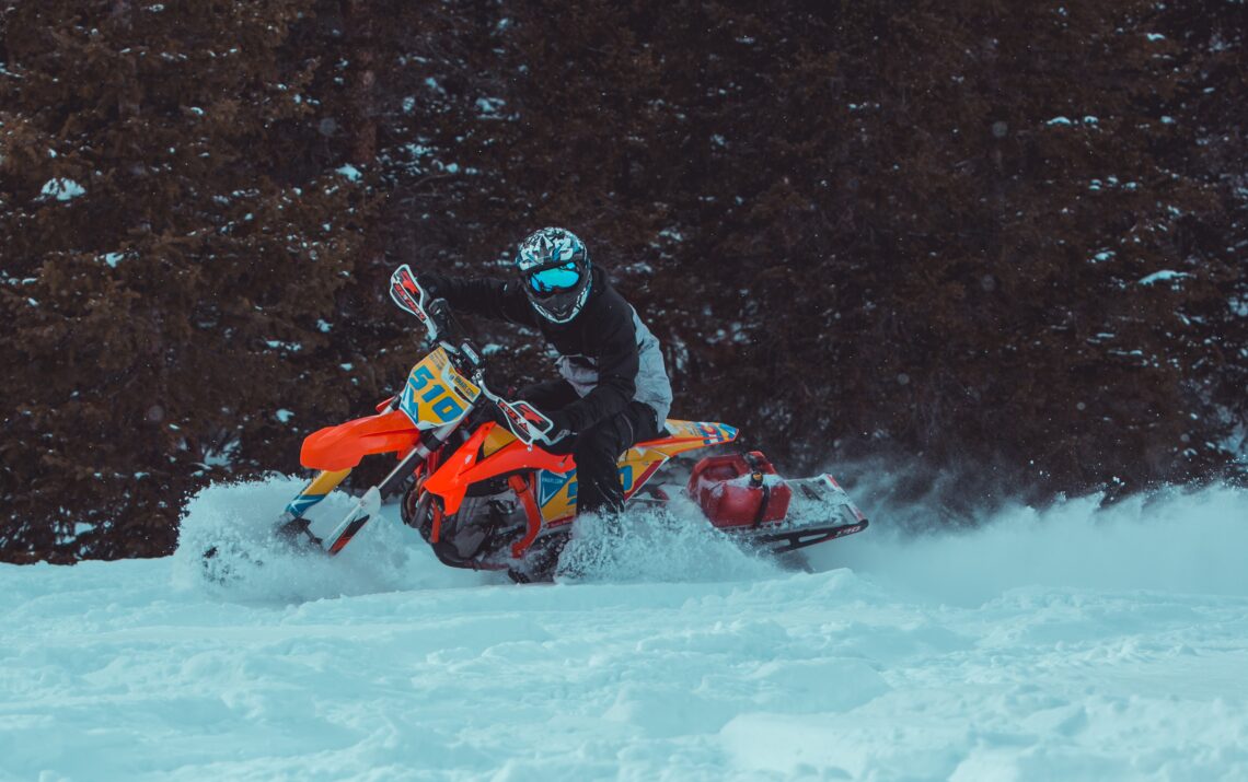 スノーバイクに乗る人